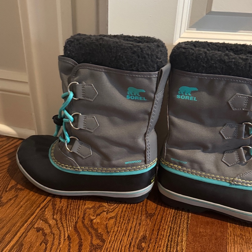Sorel Kids Gray and Black Snow Boots with Teal Accents